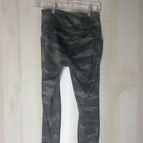 Athleta camo contender 7/8 tights leggings, size small - Picture 5 of 10